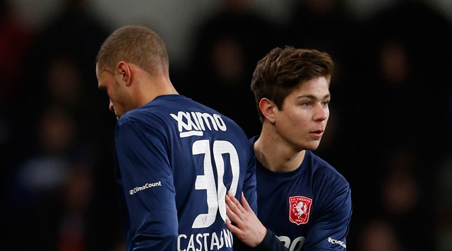 De schade valt mee voor Ajax omdat FC Twente zaterdag zijn status van belangrijkste achtervolger in Eindhoven niet waarmaakt (3-2). De uitdrukking van de gewisselde Luc Castaignos tekent de teleurstelling.