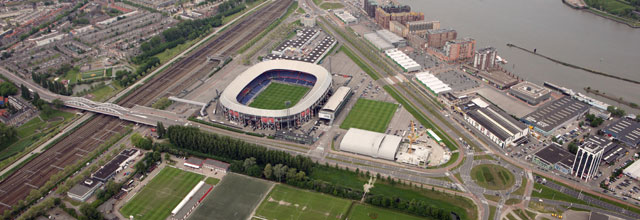 De ligging van De Kuip bij de Maas. Onderin trainingscomplex Varkenoord, dat als locatie voor mogelijke nieuwbouw wordt gezien.