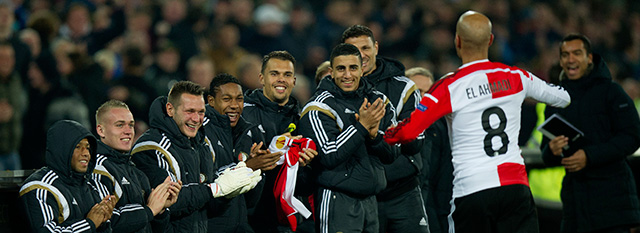 Karim El Ahmadi zoekt na zijn openingsgoal de reservespelers van Feyenoord op.