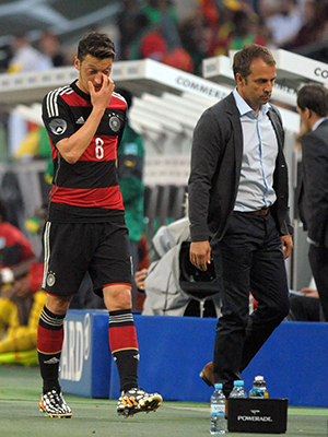 Mesut Özil druipt af nadat Joachim Löw hem na een uur naar de kant heeft gehaald.