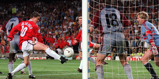 Michael Tarnat en Oliver Kahn van Bayern kunnen de winnende goal van Ole Gunnar Solskjaer niet voorkomen.