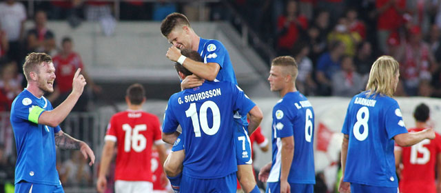 Jóhann Berg Gudmundsson (AZ) was op 6 september de grote man bij IJsland door drie keer te scoren tegen Zwitserland (4-4). Hier wordt hij bejubeld door aanvoerder Aron Gunnarsson en Gylfi Sigurdsson.