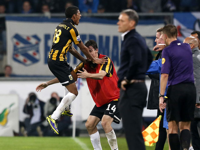 Ook Vitesse staat na de nipte zege bij SC Heerenveen (2-3) op slechts twee punten van koploper FC Twente. Dat gebeurt dankzij de late treffer van Patrick van Aanholt die laat zien hoe ontlading eruit ziet.