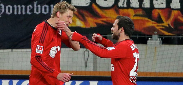 De zeventiende seizoenstreffer van Stefan Kiessling (links) bleek de opmaat voor de eerste zege van Bayer Leverkusen in liefst negen officiële wedstrijden, waarvan de club er acht verloor.