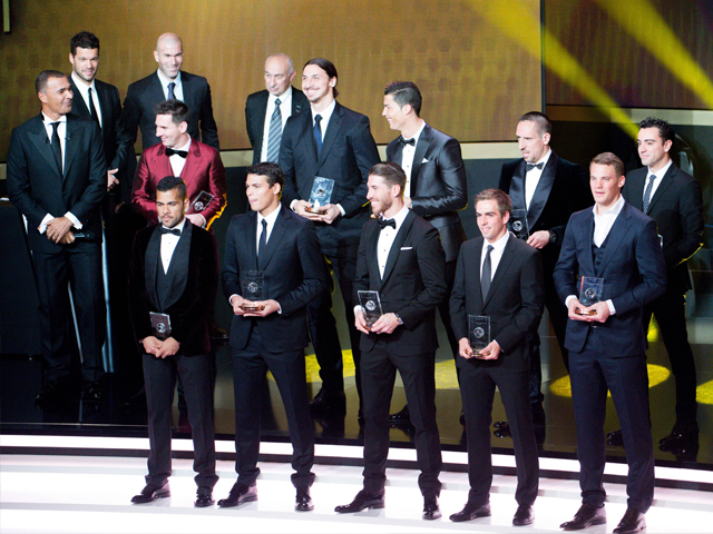 Allereerst maakten Michael Ballack en Zinedine Zidane (links achter presentator Ruud Gullit) de FIFPro World XI bekend. Op de foto van links naar rechts op de bovenste rij: Messi (in het rood), Zlatan, Ronaldo, Ribéry, Xavi. Onderste rij: Alves, Silva, Ramos, Lahm en Neuer. Iniesta ontbrak.