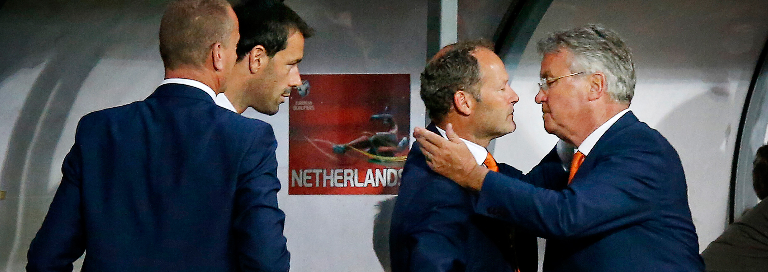 Blijdschap en opluchting bij Hiddink en zijn assistenten. Oranje wint benauwd in Letland. Het blijkt echter de laatste interland van Hiddink.