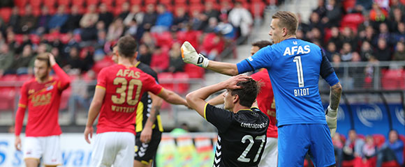Teleurstelling bij FC Utrecht-spits Lukas Görtler en opluchting bij AZ-doelman Marco Bizot na bal op de lat. 