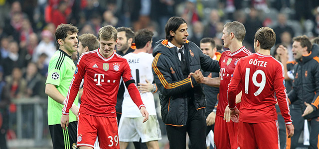 Sami Khedira kwam een groot deel van de Duitse internationals alweer tegen toen Real Madrid in april op bezoek ging bij Bayern München voor de halve finale van de Champions League. Hier zegt hij Bastian Schweinsteiger, zijn kompaan op het Duitse middenveld, gedag.