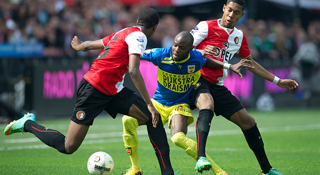 Terence Kongolo en Jean-Paul Boëtius maken de ruimtes klein voor Ajax-huurling Jody Lukoki in de laatste thuiswedstrijd van het seizoen tegen SC Cambuur.