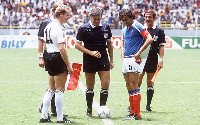 Karl-Heinz Rummenigge en Michel Platini als aanvoerders van West-Duitsland en Frankrijk voorafgaand aan de halve finale van het WK &#039;86 in Mexico.