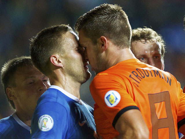 Naarmate het eindsignaal nadert, nemen de spanningen op het veld toe. Hier heeft Strootman het aan de stok met zijn Estse opponent.