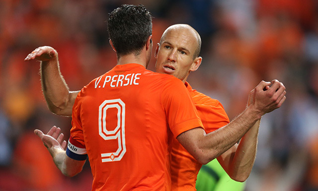 Robin van Persie legt met zijn schot de basis voor de 1-0, en krijgt daarvoor een bedankje van de doelpuntenmaker. 