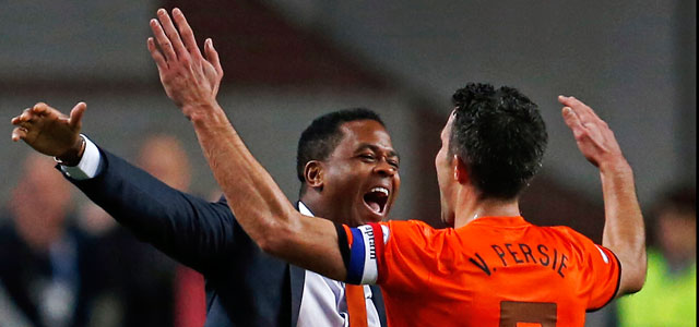 Robin van Persie en Patrick Kluivert omhelzen elkaar tijdens de WK-kwalificatiewedstrijd tegen Hongarije, waarin Van Persie Kluivert passeerde op de topscorerslijst aller tijden van het Nederlands elftal.