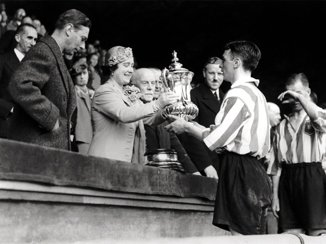 De club waar Dick Advocaat onlangs als manager vertrok is nu terug te vinden in de kelder van de Premier League, maar kent wel degelijk een rijk verleden. Sunderland werd voor het laatst landskampioen in 1936. Een jaar later wonnen The Black Cats de FA Cup, Raich Carter ontvangt op deze foto de beker uit handen van de koningin.