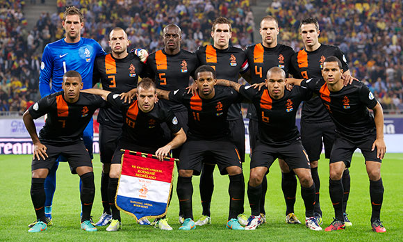 Op 16 oktober 2012 was Stekelenburg voor het laatst basiskracht bij Oranje. Van dat elftal is alleen Kevin Strootman ook nu vanaf de aftrap van de partij.