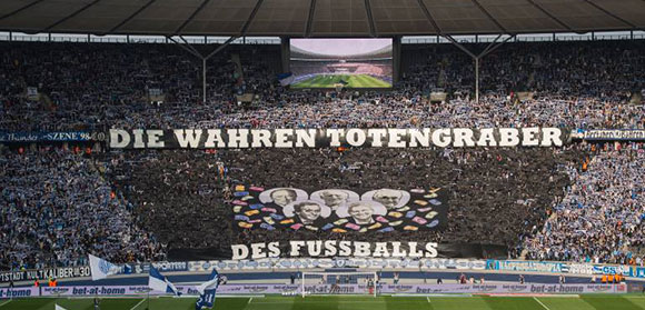 De fans van Hertha BSC hadden vooraf hun onvrede geuit over de uitverkoop van het voetbal, waarbij ze hun pijlen richtten Red-Bull-eigenaar Dietrich Mateschitz, Sepp Blatter, Michel Platini, Dietmar Hopp en Franz Beckenbauer.