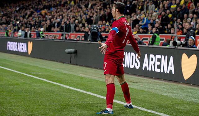 Sterspeler Cristiano Ronaldo leidde Portugal hoogstpersoonlijk langs Zweden in de play-offs.
