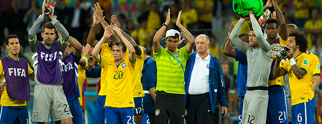 De Brazilianen bedanken het publiek na de vernedering van dinsdag. Thiago Silva is vanwege zijn schorsing in zijn vrijetijdskleding.