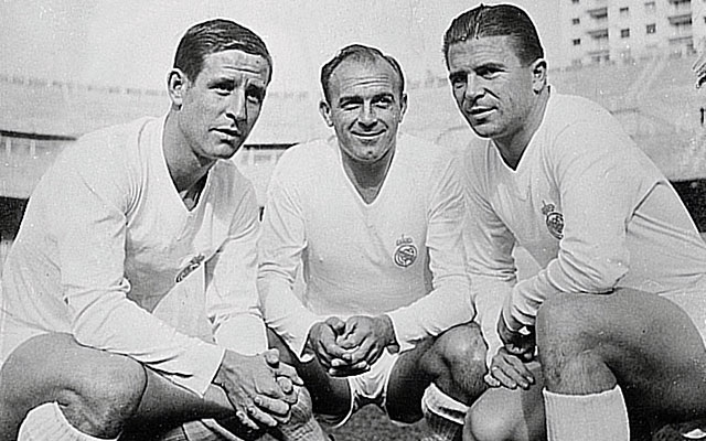 Ga er maar aan staan, als defensie in de jaren vijftig. Van links naar rechts: Raymond Kopa, Alfredo Di Stéfano en Ferenc Puskás.