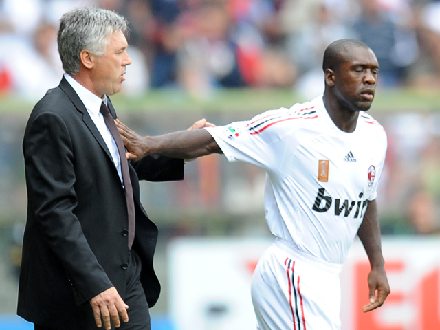 Carlo Ancelotti in zijn tijd bij AC Milan met middenvelder Clarence Seedorf. Nu zijn de twee collega&#039;s. 