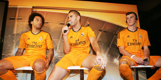 Gareth Bale met zijn nieuwe ploeggenoten Marcelo (links) en Karim Benzema tijdens de presentatie van het derde tenue van Real Madrid.