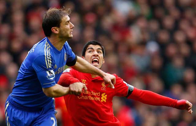 Luis Suarez kwam in dienst van Liverpool al eerder in opspraak, toen hij Chelsea-verdediger Branislav Ivanovic (links) in diens rechterarm beet.