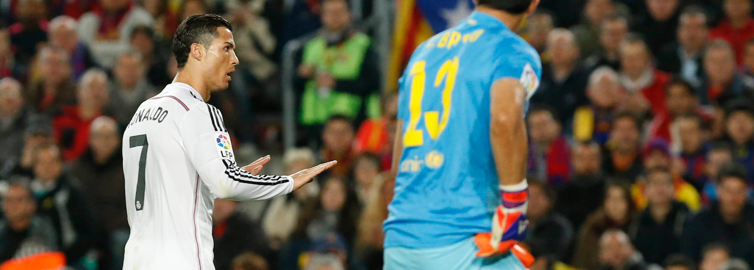 Cristiano Ronaldo maant het Barcelona-publiek tot stilte na zijn gelijkmaker.