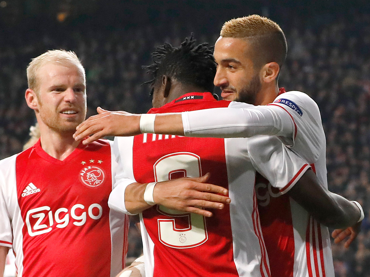 Ajax viert feest na het doelpunt van Hakim Ziyech, die binnentikte na een mooie dribbel van Bertrand Traoré.