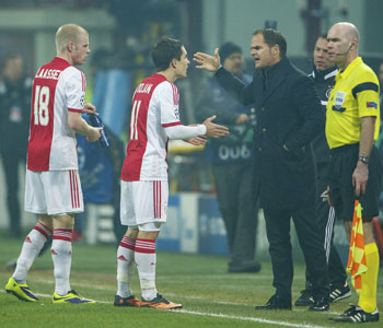Frank de Boer probeerde met alle macht het wedstrijdverloop te beïnvloeden. Hier instrueert hij Davy Klaassen en Bojan Krkic.