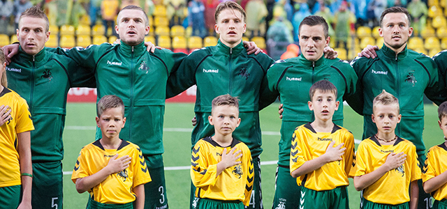 Vykintas Slivka (midden) voorafgaand aan het WK-kwalificatieduel met Slovenië.