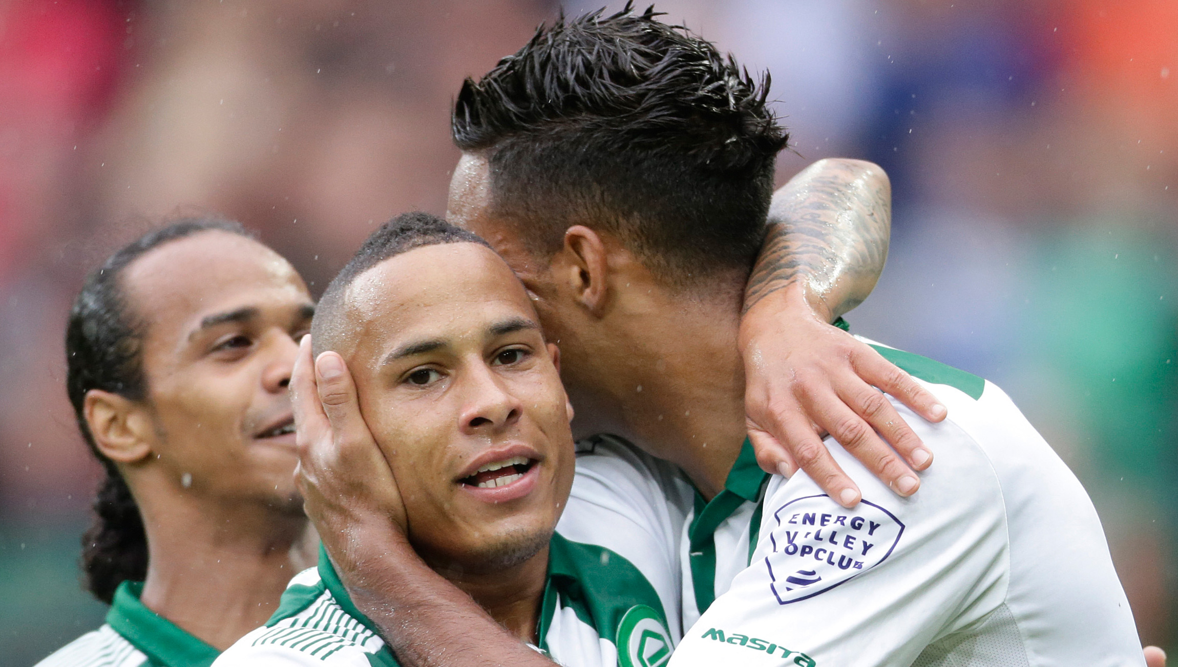 Tjaronn Chery wordt na zijn openingsgoal voor FC Groningen gefeliciteerd door ploeggenoten Danny Hoesen (rechts) en Jarchinio Antonia.