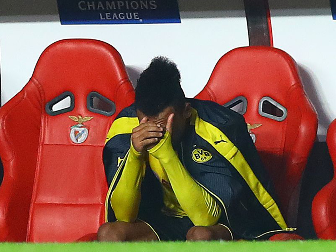 Pierre-Emerick Aubameyang snapte zelf ook niets van zijn missers tegen Benfica, blijkt wel uit dit beeld van na zijn wissel.