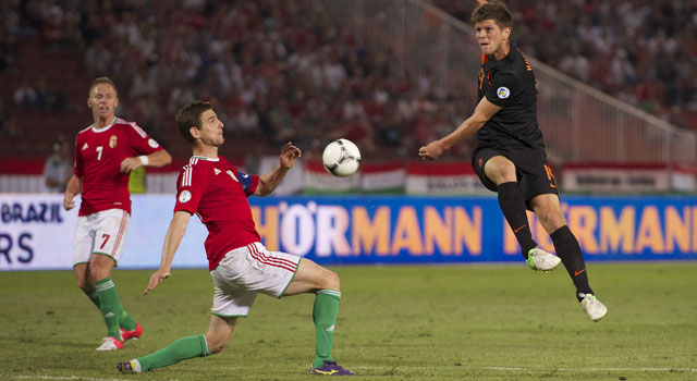 Klaas-Jan Huntelaar haalt uit in de laatste ontmoeting tussen Hongarije en Nederland op 11 september 2012. De door een blessure ontbrekende spits van Schalke 04 tekende destijds voor de 1-4 eindstand.