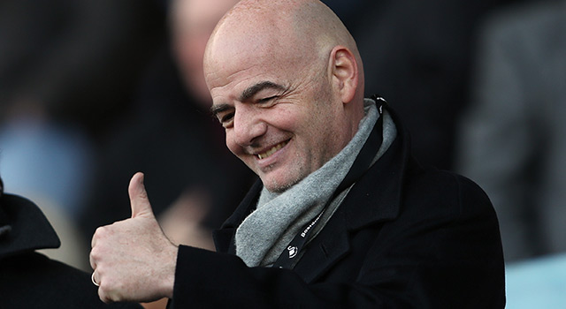 FIFA-voorzitter Gianni Infantino zag in het Liberty Stadium hoe Leroy Fer als invaller een cruciale rol speelde namens Swansea City.