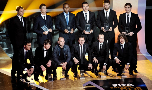 Drie van de hoofdrolspelers van het dagboek in één beeld gevangen: tijdens Gouden Bal-gala van 2011 (over het seizoen 2009/10) werden Villa (gehurkt links), Iniesta (gehurkt tweede van rechts) en Casillas (staand rechts) in het elftal van het jaar verkozen.