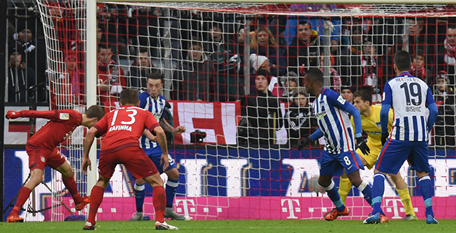 Thomas Müller opent de score met een kopbal.