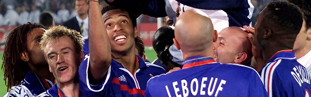 Didier Deschamps (tweede van links), met naast hem Thierry Henry. De twee vieren hier de Europese titel, die Frankrijk in 2000 won.