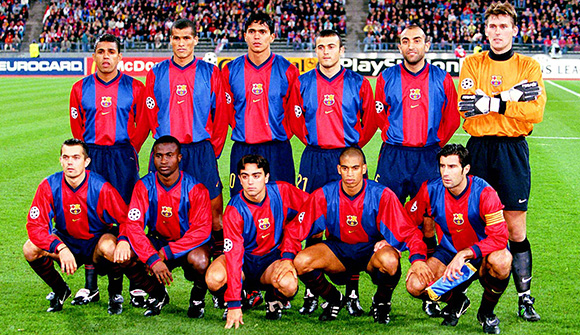 Luis Enrique en Abelardo, in de bovenste rij respectievelijk de derde en tweede van rechts, samen bij Barcelona in 1998.