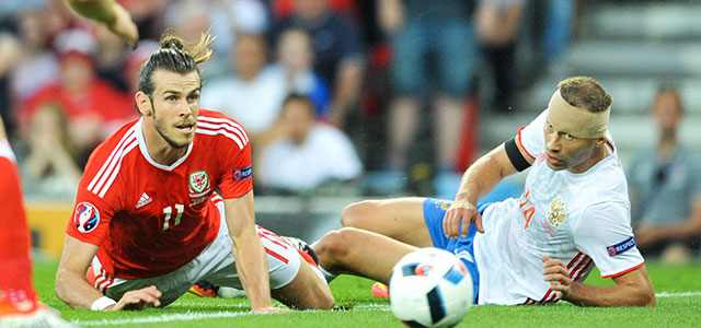 De ogen van Gareth Bale en Vasili Berezutski zijn op de bal gericht tijdens Wales - Rusland. 