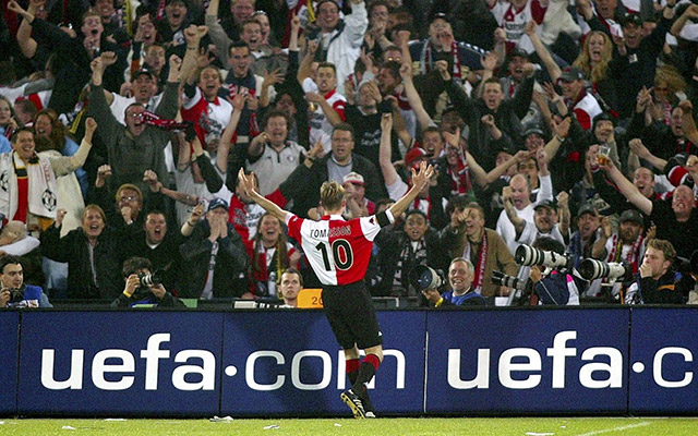 Jon Dahl Tomasson viert zijn doelpunt in de UEFA Cup-finale van 2002 tegen Borussia Dortmund met het uitzinnige publiek.