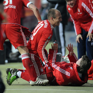 Arjen Robben bestormt Van Gaal in januari 2010 na zijn winnende doelpunt tegen Werder Bremen.