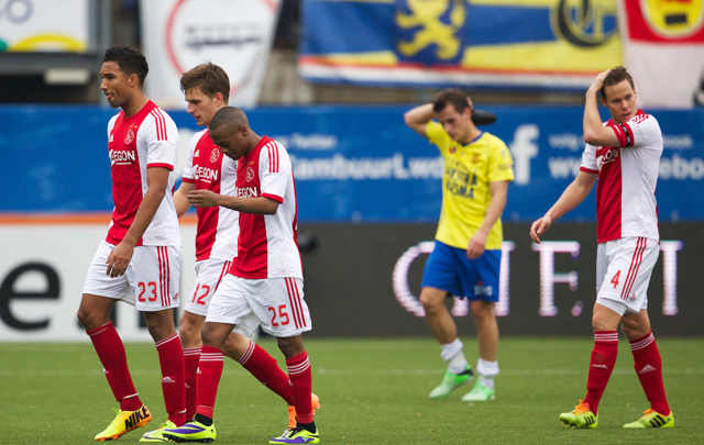 Ajax blijft in het spoor met een ontsnapping in Leeuwarden. Na de gelukkige 1-2 zege op SC Cambuur is opluchting meer op zijn plaats dan uitbundigheid. 