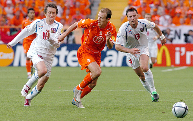 Arjen Robben reet de Tsjechische defensie op 19 juni 2004 regelmatig open. Dat Dick Advocaat zijn vleugelspits naar de kant haalde, leidde tot veel kritiek.