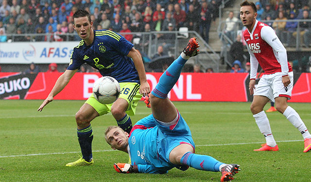 Jasper Cillessen keerde terug onder de lat bij Ajax, maar de doelman was kansloos bij de inzet van Steven Berghuis.