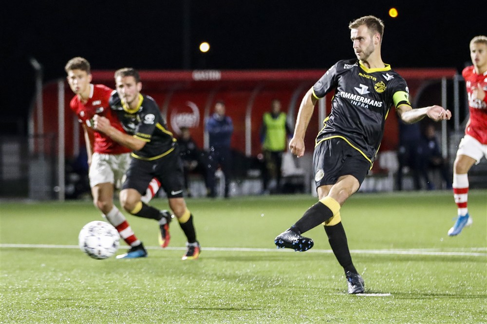 FC Den Bosch-aanvoerder Danny Verbeek mag een penalty nemen, maar faalt.