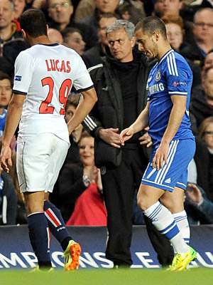 José Mourinho moest Eden Hazard al vroeg naar de kant halen. Hij kon nog geen uitsluitsel geven over de ernst van de blessure.