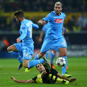 Nuri Sahin ontfutselt Dries Mertens de bal. Valon Behrami kijkt toe.