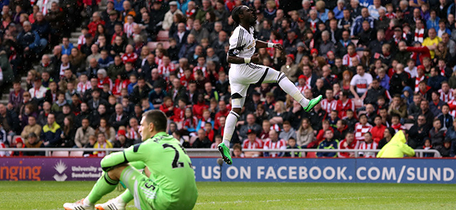 Marvin Emnes viert zijn goal.