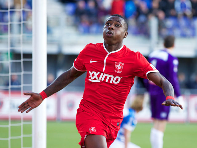 Quincey Promes juicht. Hij heeft FC Twente op bezoek bij PEC Zwolle op 1-1 gezet. Na afloop is de conclusie dat PEC zich inderdaad kan meten met de topploegen uit de Eredivisie.