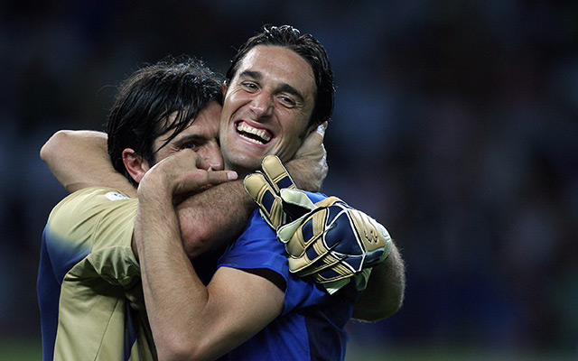 Gianluigi Buffon viert feest met Luca Toni na de gewonnen WK-finale in 2006.